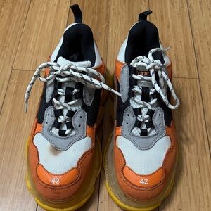 Stylish Sneakers in Orange and Black